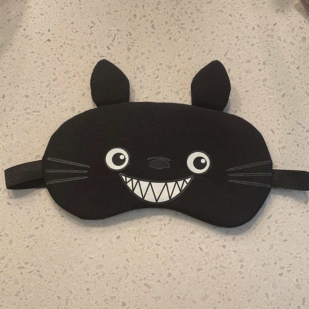 Black sleeping mask with pocket